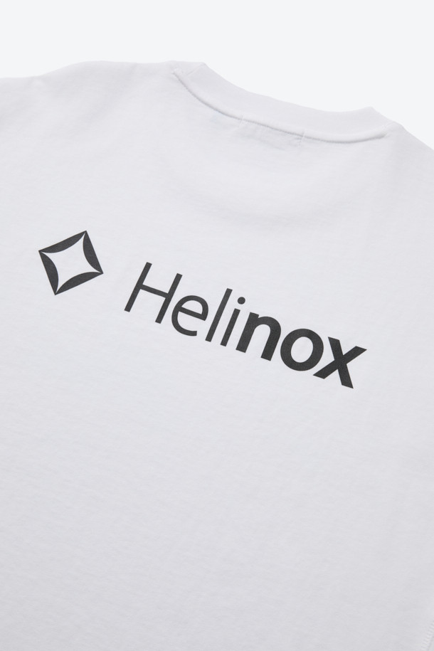 베이직한 스타일의 빅 로고 긴팔 티셔츠입니다. 면과 폴리에스테르 혼방 소재로 제작되어 흡습 및 속건 기능이 뛰어나 쾌적한 착용감을 제공합니다. 라운드넥 디자인에 넥라인 요크테이프 보강 및 시보리 소매 처리가 되어 있으며, 등판에 로고가 포인트로 디자인되었습니다. 봄, 가을 시즌에 일상, 아웃도어 활동은 물론 출근룩으로도 활용하기 좋은 캐주얼, 미니멀, 클래식 스타일의 아이템입니다.
