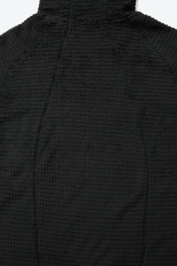 폴라텍 알파 다이렉트 후디는 아웃도어 및 등산 활동에 적합한 남녀 공용 상의입니다. 블랙 컬러의 무지 디자인으로 스포티하고 테크니컬한 스타일을 연출하며, 가을, 겨울 시즌에 착용하기 좋습니다. 폴라텍 알파 다이렉트 소재를 사용하여 보온, 투습, 경량, 통기성을 갖췄으며, 레귤러핏과 일체형 후드로 편안한 착용감을 제공합니다. Hand Loop 디테일, 이클립스 절개, 가이룹빠 봉제 등의 특징으로 기능성을 높였으며, 등산룩, 캠핑룩, 고프코어 및 미니멀 스타일 연출에 활용하기 좋습니다. 긴소매와 두꺼운 두께감으로 추운 날씨에도 따뜻하게 몸을 보호해 줍니다.
