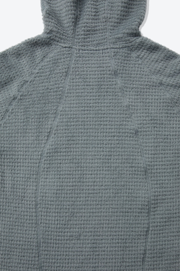 폴라텍 알파 다이렉트 후디는 아웃도어 활동과 등산에 적합한 남녀 공용 상의입니다. 두꺼운 두께감으로 겨울과 가을철 따뜻함을 제공하며, 부드러운 촉감의 폴라텍 알파 다이렉트 소재를 사용하여 편안한 착용감을 선사합니다. 통기성과 보온 기능이 뛰어나 활동적인 움직임에도 쾌적함을 유지하며, 레귤러핏과 일체형 후드 디자인으로 스포티하고 테크니컬한 스타일을 연출합니다. Hand Loop 디테일, 이클립스 절개 디자인, 가이룹빠 봉제 등의 특징으로 기능성과 디자인을 모두 갖춘 제품입니다.
