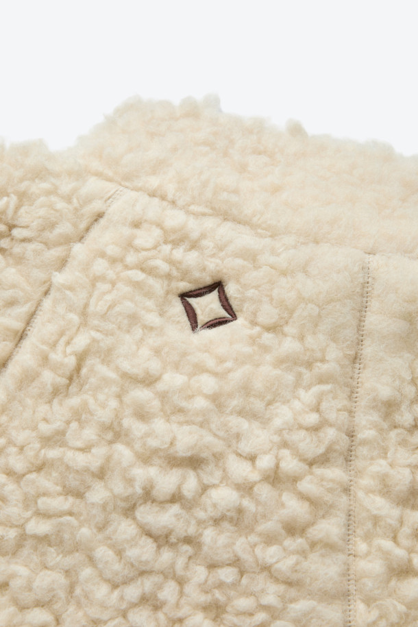 이탈리아 프리미엄 울 플리스 원단으로 제작된 울 플리스 베스트입니다. 아이보리와 베이지 두 가지 색상으로 출시되었으며, 캠핑, 아웃도어 활동은 물론 일상에서도 활용하기 좋습니다. 울 35% 혼방으로 보온성과 습도 조절 기능을 갖춰 가을, 겨울철 따뜻하게 착용할 수 있습니다. 하이넥 디자인과 레귤러핏으로 미니멀하고 캐주얼한 스타일을 연출하며, 이클립스 디테일 포켓과 곡선 절개 라인으로 디자인 포인트를 더했습니다. 집업 방식으로 간편하게 착용 가능하며, 부드러운 촉감과 소취 기능으로 쾌적함을 유지합니다.
