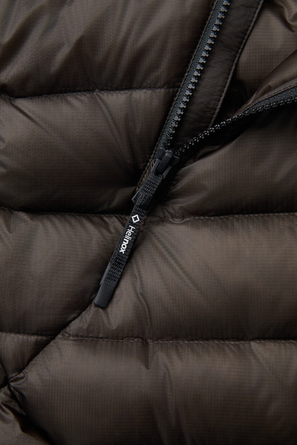 이클립스 팩 다운베스트는 가을, 겨울철 아웃도어 및 일상에서 활용하기 좋은 남녀 공용 다운 베스트입니다. 800 필파워 유러피안 구스 다운 충전재를 사용하여 가볍고 따뜻하며, 뛰어난 보온성과 방풍, 발수 기능을 제공합니다. 미니멀하고 스포티한 디자인에 무지 패턴의 블랙 컬러로, 여행, 캠핑, 등산 등 다양한 TPO에 활용하기 좋습니다. 레귤러핏으로 편안한 착용감을 선사하며, 비대칭형 지퍼와 포터블 백 구조, RDS 인증을 통해 기능성과 디자인을 모두 잡았습니다. 부드러운 나일론 소재로 제작되어 우수한 촉감을 느낄 수 있습니다.
