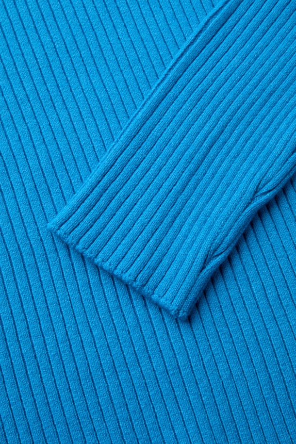 블루 컬러의 울 혼방 후드 니트입니다. 울 37% 함유로 부드러운 촉감과 뛰어난 보온성을 제공하며, 가을, 겨울철에 따뜻하게 착용할 수 있습니다. 레귤러핏으로 제작되었으며, 캐주얼 및 스포티 스타일을 연출하기 좋습니다. 벤틸레이션 넥 지퍼와 사이드 벤틸레이션 지퍼 디테일이 돋보이며, 무지 디자인으로 미니멀한 무드를 더했습니다. 일상 및 아웃도어 활동 모두에 적합한 실용적인 아이템입니다.
