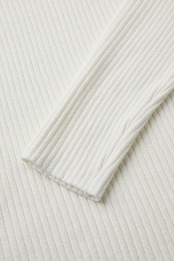 찬 바람에도 끄떡없는 울 혼방 후드 니트입니다. 부드러운 촉감의 울(37%) 혼방 소재로 제작되어 보온성이 뛰어나 겨울철에도 따뜻하게 착용할 수 있습니다. 벤틸레이션 넥 지퍼와 사이드 벤틸레이션 지퍼 디테일로 활동성을 높였으며, 캐주얼, 스포티, 미니멀 스타일을 모두 소화 가능합니다. 일상생활은 물론 캠핑룩으로도 활용하기 좋은 실용적인 아이템입니다. 레귤러핏과 무지 디자인의 화이트 컬러로 어디에나 매치하기 용이합니다.
