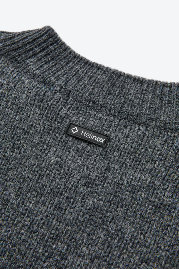 다크 그레이와 라이트 그레이 투톤 컬러 배색이 돋보이는 울 혼방 니트입니다. 울 82%와 나일론 18% 혼방으로 제작되어 부드러운 촉감과 뛰어난 보온성을 자랑하며, 통기성과 소취 기능까지 갖춰 겨울철에도 쾌적하게 착용할 수 있습니다. 라운드넥과 레귤러핏 디자인으로, 일상복은 물론 캠핑룩, 출근룩 등 다양한 TPO에 활용 가능하며, 캐주얼, 클래식, 미니멀 스타일을 모두 소화합니다. 긴 소매 기장의 두꺼운 두께감으로 추운 날씨에도 따뜻하게 몸을 감싸줍니다. 데일리 니트웨어이자 이너와 아우터 모두 활용 가능한 실용적인 아이템입니다.
