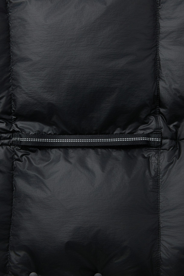 유러피안 구스다운 80:20 충전재와 700 필파워를 자랑하는 블랭킷 구스 다운 머플러입니다. 뛰어난 보온성을 제공하며, 겨울철 일상, 아웃도어, 캠핑 활동에 적합합니다. 가볍고 압축 가능한 패커블 기능으로 휴대성을 높였으며, 스냅 버튼으로 간편하게 여밀 수 있습니다. RDS 인증을 받은 안심하고 사용할 수 있는 제품으로, 블랭킷과 숄 형태로 변형 가능하여 다양한 스타일을 연출할 수 있습니다. 블랙 색상의 무지 디자인으로 미니멀, 클래식, 고프코어 스타일을 즐기는 분들께 추천합니다.
