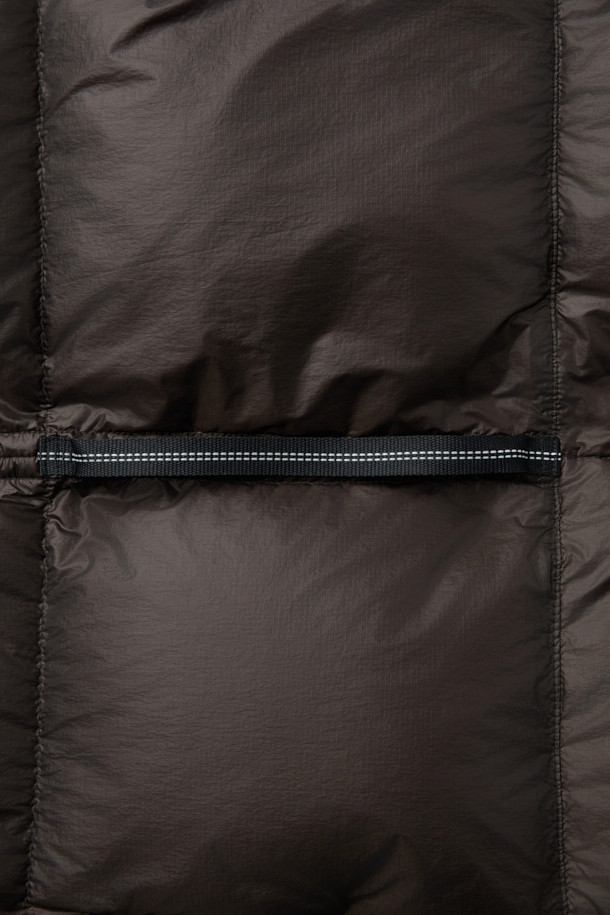 블랭킷 구스 다운 머플러는 겨울철 따뜻함과 스타일을 책임지는 필수 아이템입니다. 유러피안 구스다운 80:20 충전재와 700 필파워로 뛰어난 보온성을 제공하며, RDS 인증을 받아 윤리적인 소비를 지향합니다. 가볍고 압축 가능한 디자인으로 휴대가 간편하며, 손바닥 크기로도 압축되어 아웃도어 활동이나 캠핑 시에도 유용합니다. 블랙 컬러의 무지 디자인에 스냅 여밈 방식으로 깔끔함을 더했으며, 블랭킷 또는 숄 형태로 변형하여 다양한 스타일을 연출할 수 있습니다. 리사이클 나일론 원단을 사용하여 환경까지 생각한, 미니멀, 캐주얼, 고프코어 스타일을 즐기는 당신에게 완벽한 머플러입니다.
