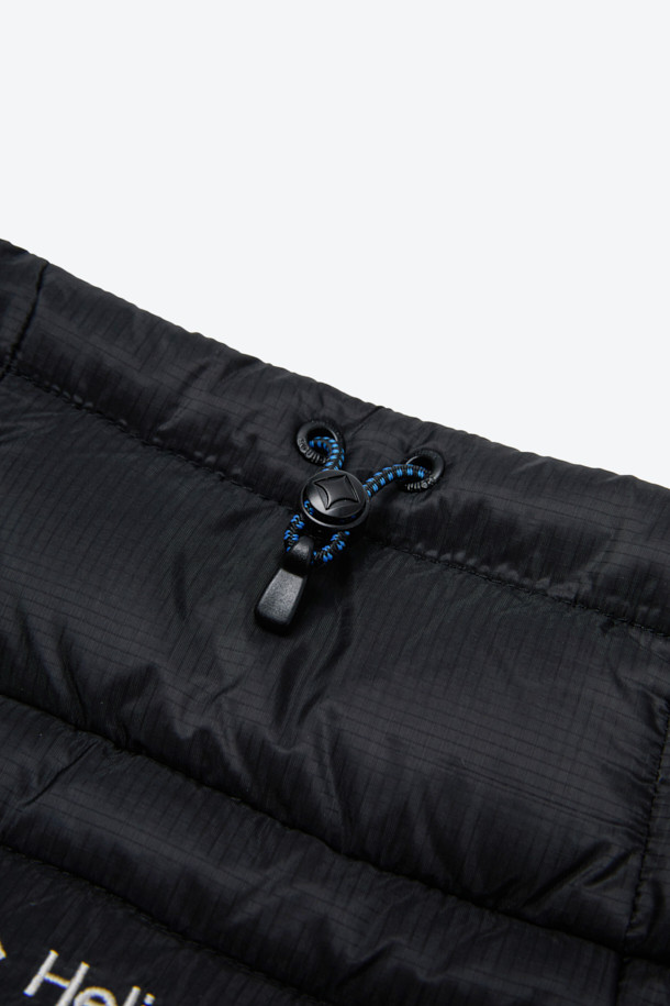 유러피안 8020 구스다운 충전재와 10데니어 발수 나일론 소재를 사용하여 보온성과 경량성을 동시에 잡은 구스다운 넥 워머입니다. 700 필파워 구스다운과 RDS 인증을 통해 품질을 보장하며, 넥 스트링 구조와 2WAY 지퍼로 편리함을 더했습니다. 캠핑룩, 여행룩, 미니멀, 클래식, 고프코어 스타일을 즐기는 분들께 겨울철 필수 아이템입니다. 무지 디자인에 블랙 컬러로 어떤 의상에도 잘 어울리며, 두꺼운 두께감으로 뛰어난 보온성을 제공합니다.
