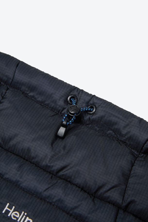 겨울철 추위로부터 당신을 지켜줄 구스다운 넥 워머입니다. 블랙 색상의 무지 디자인으로, 캠핑, 아웃도어 활동은 물론 일상에서도 폭넓게 활용할 수 있습니다. 유러피안 구스다운 80/20, 700 필파워, RDS 인증으로 뛰어난 보온성을 제공하며, 가볍고 방수 기능까지 갖춰 쾌적함을 유지해줍니다. 넥스트링 조절이 가능하며, 2WAY 지퍼를 사용하여 편리하게 착용할 수 있습니다. 미니멀, 클래식, 캐주얼한 캠핑룩에 완벽하게 어울립니다.
