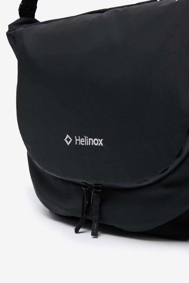 세련된 남성 듀얼 크로스백입니다. 블랙 컬러의 방수 나일론 소재로 제작되어 튼튼하고 실용적입니다. 반원 형태의 미디엄 사이즈 가방으로, 리버서블 구조와 양면 수납공간을 갖춰 실용성을 높였습니다. 이클립스 심볼 패턴과 조절 가능한 스트랩 디자인이 특징이며, 크로스백과 토트백으로 변형이 가능하여 출근룩, 여행룩, 비즈니스 캐주얼 등 다양한 TPO에 활용할 수 있습니다. 미니멀, 캐주얼, 시크한 스타일을 즐기는 남성에게 적합합니다.
