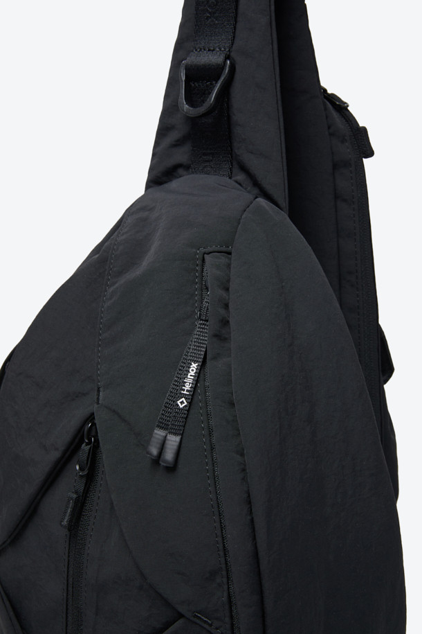 헬리녹스 듀얼 슬링백은 미니멀하고 테크니컬한 스타일을 추구하는 남성 고객을 위한 가방입니다. 블랙 컬러의 나일론 소재로 제작되었으며, 미디엄 사이즈의 원형 디자인에 로고 패턴과 버클 디테일이 특징입니다. 모듈형 구조와 전후면 분리 수납, 좌우 양방향 시스템을 통해 실용성을 높였으며, 버클형 및 지퍼형 잠금 방식으로 소지품의 안전을 더했습니다. 일상 및 아웃도어 활동 모두에 적합하며, 양방향 착용 및 허리 고정 벨트가 있어 편리하게 사용할 수 있습니다.
