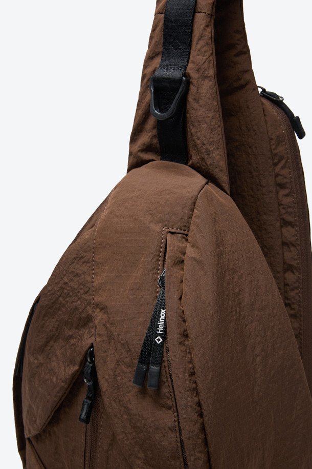 헬리녹스 듀얼 슬링백은 미니멀하고 테크니컬한 스타일을 추구하는 남성을 위한 브라운 컬러의 슬링백입니다. 나일론 소재로 제작되어 미디엄 사이즈로, 로고 패턴과 버클 디자인 장식이 특징입니다. 전후면 분리 수납, 좌우 양방향 시스템, 허리 고정 벨트, 그리고 모듈형 디자인을 통해 기능성을 극대화했습니다. 지퍼형 및 버클형 잠금 방식으로 내용물을 안전하게 보호하며, 일상 및 아웃도어 활동, 특히 여행룩에 적합합니다. 양방향 착용이 가능하며, 전면과 후면에 독립적인 수납공간을 제공하여 실용성을 더했습니다.
