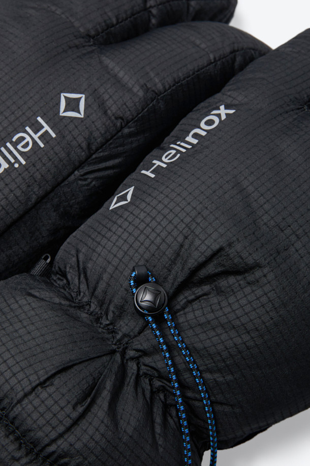 혹한의 추위에도 끄떡없는 듀얼 모듈 방한 장갑입니다. 폴라텍과 프리마로프트 소재를 사용하여 뛰어난 보온성과 방풍, 방수 기능을 제공하며, 겉장갑과 안장갑 분리 가능한 모듈러 구조로 활용성을 높였습니다. 손목 스트링과 클립 링크가 있어 착용감이 뛰어나며, 스마트폰 터치까지 가능해 편리합니다. 아웃도어 활동이나 스노우 스포츠는 물론, 고프코어, 미니멀, 캐주얼 스타일에도 잘 어울립니다. 겨울철, 따뜻함과 스타일을 동시에 잡으세요.
