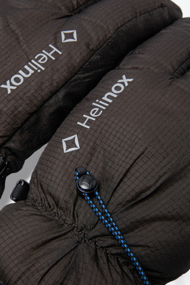 혹한의 추위에도 끄떡없는 듀얼 모듈 방한 장갑입니다. 폴라텍과 프리마로프트 소재를 사용하여 뛰어난 보온성과 방풍, 통기성, 신축성을 제공하며, 두꺼운 두께감으로 강력한 방한 능력을 자랑합니다. 겉장갑과 안장갑이 분리되는 모듈러 구조로, 다양한 아웃도어 활동과 등산, 캠핑 시의 기후 변화에 유연하게 대처할 수 있습니다. 손목 스트링과 분실 방지 클립, 스마트폰 터치 기능까지 갖춰 실용성을 더했으며, 블랙 색상의 무지 디자인으로 고프코어 및 미니멀, 캐주얼 스타일 모두 소화 가능합니다.
