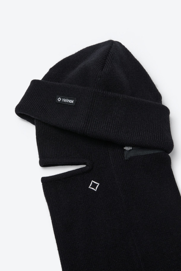 블랙 컬러의 디테처블 바라클라바 비니입니다. 아웃도어 및 방한 용도로 제작되었으며, 겨울철 따뜻함을 선사합니다. 아크릴, 폴리에스터, 울 혼방 소재로 부드러운 촉감을 자랑하며, 두꺼운 두께감으로 보온성을 높였습니다. 3-WAY 연출이 가능하여 바라클라바, 비니, 넥워머로 변형하여 활용할 수 있으며, 넥 후면 지퍼 분리 구조로 편리함을 더했습니다. 등산룩, 캠핑룩, 캐주얼, 고프코어, 미니멀 스타일 모두에 잘 어울립니다.
