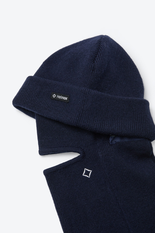 네이비 컬러의 디테처블 바라클라바 비니는 겨울철 아웃도어 활동과 방한을 위한 필수템입니다. 아크릴, 폴리에스터, 울 소재 혼방으로 제작되어 부드러운 촉감과 뛰어난 보온성을 제공합니다. 지퍼 분리형 구조로 바라클라바, 비니, 넥워머 3-WAY 연출이 가능하여 다양한 스타일을 연출할 수 있습니다. 두꺼운 두께감으로 추운 날씨에도 따뜻하게 착용할 수 있으며, 캐주얼, 고프코어, 미니멀 룩에 모두 잘 어울립니다. 겨울 데일리룩, 등산룩, 캠핑룩과 함께 스타일리시하게 연출해보세요.
