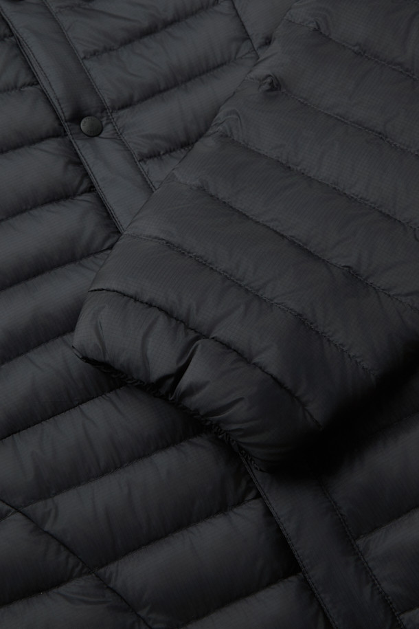 가을, 겨울 시즌 활용도가 높은 디테처블 미드레이어 경량 다운 재킷입니다. 블랙 색상의 무지 디자인으로 미니멀하고 스포티한 스타일을 연출하며, 일상 및 아웃도어 활동에 적합합니다. 가볍고 부드러운 나일론 소재와 얇은 두께감으로 편안한 착용감을 선사합니다. 소매 탈부착이 가능하며, 800 필파워 구스다운, 발수 가공, RDS 인증, 포터블백 수납 기능으로 휴대성과 보온성을 높였습니다. 여행룩, 출근룩 등 다양한 TPO에 미니멀, 스포티, 클래식 스타일로 매치하여 활용해보세요.
