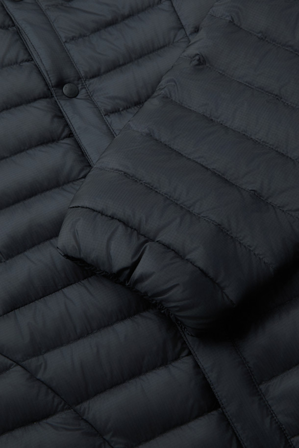 가볍고 따뜻한 탈부착 미드레이어 경량 다운 재킷입니다. 800 필파워 구스다운 충전재와 발수가공 처리를 하여 가을, 겨울철에도 쾌적하게 착용 가능합니다. RDS 인증을 받은 윤리적인 다운을 사용했으며, 포터블 백에 넣어 간편하게 휴대할 수 있습니다. 미니멀하고 스포티한 디자인으로 일상, 아웃도어, 여행 등 다양한 TPO에 활용 가능합니다. 블랙 컬러의 무지 스타일로 어떤 스타일에도 쉽게 매치할 수 있는 활용도 높은 아이템입니다.
