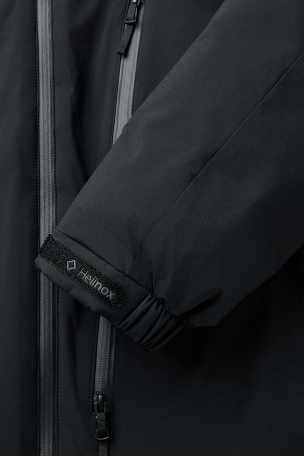 논퀼팅 헤비 다운자켓은 겨울철 일상 및 아웃도어 활동에 적합한 남녀 공용 다운자켓입니다. 미니멀한 스타일의 무지 디자인으로, 800 필파워 구스다운과 20데니어 2레이어 나일론 원단을 사용하여 두꺼운 두께감으로 뛰어난 보온성을 제공합니다. 논퀼팅 디자인과 발수, 방풍 기능을 갖춰 추운 날씨에도 쾌적하게 착용 가능하며, RDS 인증을 받아 윤리적인 소비를 지향합니다. 레귤러핏으로 편안한 착용감을 선사하며, 겨울 데일리룩, 여행룩에 미니멀, 클래식, 캐주얼 스타일을 더해줍니다.
