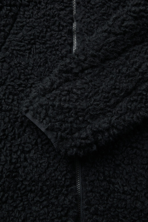 미니멀한 디자인과 뛰어난 보온성을 자랑하는 울 플리스 재킷입니다. 부드러운 촉감의 울 플리스 소재로 제작되어 가을, 겨울철 일상 및 아웃도어 활동에 적합합니다. 하이넥 디자인과 2WAY 지퍼 여밈으로 실용성을 더했으며, 이클립스 로고 모티브와 우븐 하단 디테일이 세련된 포인트를 더합니다. 레귤러핏으로 제작되어 편안한 착용감을 선사하며, 셋업 스타일링도 가능하여 출근룩과 캠핑룩 등 다양한 TPO에 활용할 수 있습니다. 땀 냄새 억제, 습도 조절 기능으로 쾌적한 착용감을 유지합니다.
