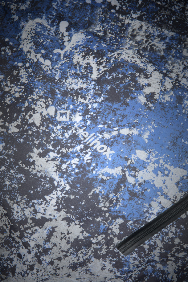 리플렉티브 2.5L 듀얼판초는 하이킹, 캠핑, 트레킹, 백패킹 등 다양한 아웃도어 활동에 적합한 판초입니다. 블루, 네이비 두 가지 색상으로 제공되며, 봄, 여름, 가을 계절에 착용하기 좋습니다. 얇고 가벼운 2.5L 멤브레인 소재에, 방수, 투습, 발수 기능을 갖춰 쾌적한 착용감을 제공합니다. 롱 기장에 오버핏 또는 루즈핏으로 편안하게 착용 가능하며, 지퍼형과 스냅 여밈 방식으로 편리합니다. 반사 기능을 갖춘 리플렉티브 디자인으로 야간 활동 시 안전성을 높였으며, 타프 형태로 변형하여 활용할 수도 있습니다.
