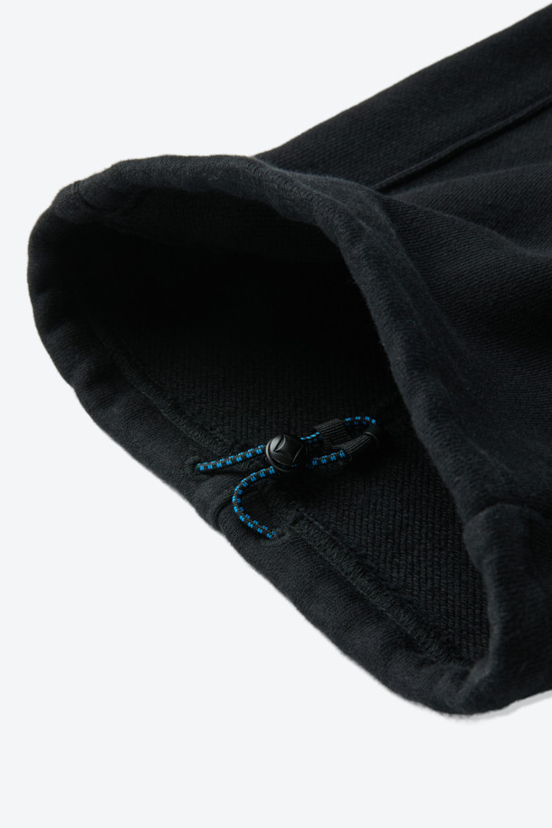 **스웨트 커브드 팬츠**는 미니멀하고 스포티한 스타일을 연출하는 데 적합한 남녀 공용 스웨트 팬츠입니다. 블랙 컬러의 무지 디자인으로 어떤 상의에도 쉽게 매치할 수 있으며, 두꺼운 면 소재로 제작되어 부드러운 촉감을 선사합니다. 허리 및 밑단 스트링, 절개 디테일, 이클립스 형상화 디자인이 돋보이며, 커브드 핏과 조거핏으로 편안하면서도 세련된 핏을 제공합니다. 집콕룩, 산책룩, 여행룩 등 다양한 TPO에 활용 가능하며, 봄, 가을 시즌에 활용하기 좋습니다.
