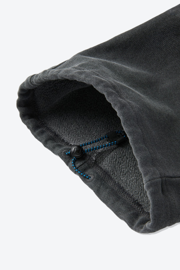 부드러운 면 소재의 스웨트 커브드 팬츠입니다. 루즈핏 반바지로, 봄, 가을에 편안하게 착용하기 좋습니다. 허리 및 밑단 스트링으로 핏 조절이 용이하며, 시그니처 절개 라인과 이클립스 형상화 디자인이 돋보입니다. 미니멀, 캐주얼, 클래식 스타일을 모두 소화할 수 있으며, 집콕룩, 산책룩, 여행룩 등 다양한 TPO에 활용 가능합니다. 두꺼운 두께감으로 포근함을 더했습니다.
