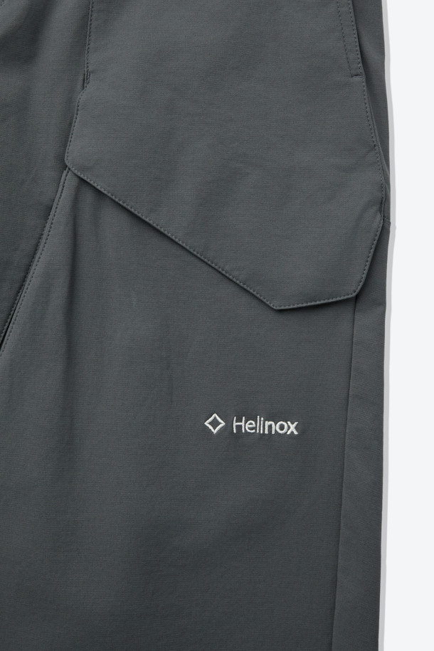 입체 하이커 팬츠는 하이킹, 캠핑, 일상에서의 활동성을 높여주는 바지입니다. 부드러운 면과 스판덱스 혼방 소재로 제작되어 편안한 착용감을 제공하며, 레귤러 핏으로 안정적인 실루엣을 연출합니다. 입체 설계 및 무릎 활동성을 고려한 패턴, 허리 인서트 벨트 시스템과 퀵릴리즈 버클, 사선 구조 카고 포켓 등 아웃도어 활동에 적합한 기능성을 갖추었습니다. 캐주얼, 고프코어, 미니멀 스타일을 모두 소화할 수 있는 그레이 색상의 긴 바지로, 캠핑룩, 등산룩, 여행룩에 활용하기 좋습니다.
