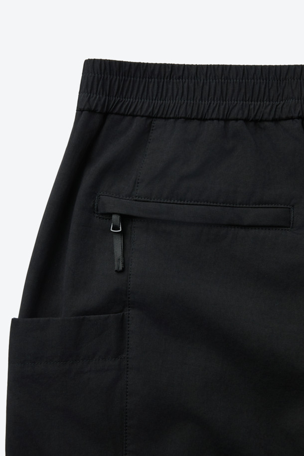 간절기부터 초여름까지 활용하기 좋은 코튼 혼방 루즈 핏 캠프 카고 팬츠입니다. 블랙 컬러에 면, 폴리에스테르, 나일론 혼방 소재로 제작되어 부드러운 촉감을 선사합니다. 넉넉한 루즈 핏으로 편안함을 강조했으며, 디본딩 처리된 소재와 카고 포켓 디테일이 돋보입니다. 퀵 릴리즈 허리 인서트 벨트와 사이즈 조절 기능으로 활동성을 높였으며, 여행룩, 캠핑룩, 등산룩 등 다양한 TPO에 캐주얼, 워크웨어, 고프코어 스타일로 연출하기 좋습니다.
