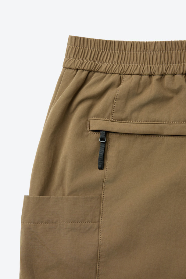 부드러운 촉감이 돋보이는 코튼 혼방 루즈 핏 캠프 카고 팬츠입니다. 간절기에 적합하며, 캐주얼, 미니멀, 워크웨어 스타일을 모두 아우르는 디자인입니다. 브라운 컬러의 무지 디자인으로, 여행룩이나 캠핑룩에 활용하기 좋습니다. 디본딩 소재와 카고 포켓 디테일이 특징이며, 퀵 릴리즈 허리 인서트 벨트와 사이즈 조절 기능으로 편안한 착용감을 선사합니다. 면, 폴리에스터, 나일론 혼방 소재로 제작되어 튼튼하며, 루즈 핏으로 편안하게 활동할 수 있습니다.
