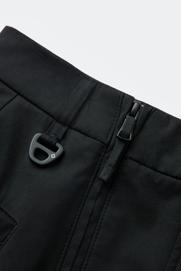 "트랜스폼 듀얼 팬츠"는 간절기에 적합한 남녀 공용 슬림핏 긴바지입니다. 블랙 색상으로, 하이킹, 캠핑, 일상생활 등 다양한 용도로 활용 가능합니다. 면, 폴리에스테르, 나일론 혼방의 두꺼운 소재를 사용하여 내구성을 높였으며, 벤틸레이션 메쉬 패널과 2WAY 사이드 지퍼, 모듈형 구조, 디본딩 원단 등의 특징으로 기능성을 더했습니다. 스포티, 캐주얼, 고프코어 스타일을 모두 소화하며, 캠핑룩, 등산룩, 여행룩에 매치하기 좋습니다. 통기, 사이즈 조절, 환기 기능으로 쾌적한 착용감을 제공합니다.
