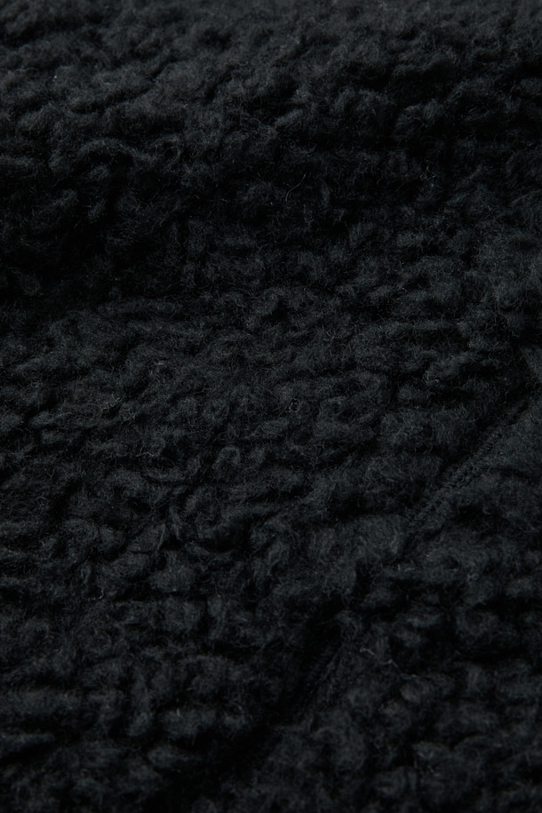 이탈리아 프리미엄 원단과 울 35% 혼방으로 제작되어 부드러운 촉감과 뛰어난 보온성을 자랑하는 울 플리스 팬츠입니다. 일상, 아웃도어 활동은 물론, 출근룩과 캠핑룩에도 잘 어울리는 캐주얼, 미니멀, 클래식 스타일의 제품입니다. 두꺼운 두께감으로 가을, 겨울 시즌에 따뜻하게 착용할 수 있으며, 땀 냄새 억제 및 습도 조절 기능으로 쾌적함을 유지합니다. 이클립스 로고 모티브의 절개 라인이 돋보이는 세미-테크니컬 디자인으로, 밴딩 처리되어 편안한 착용감을 제공합니다. 블랙 컬러의 무지 디자인으로 어떤 상의와도 쉽게 매치하여 다양한 스타일을 연출할 수 있습니다.
