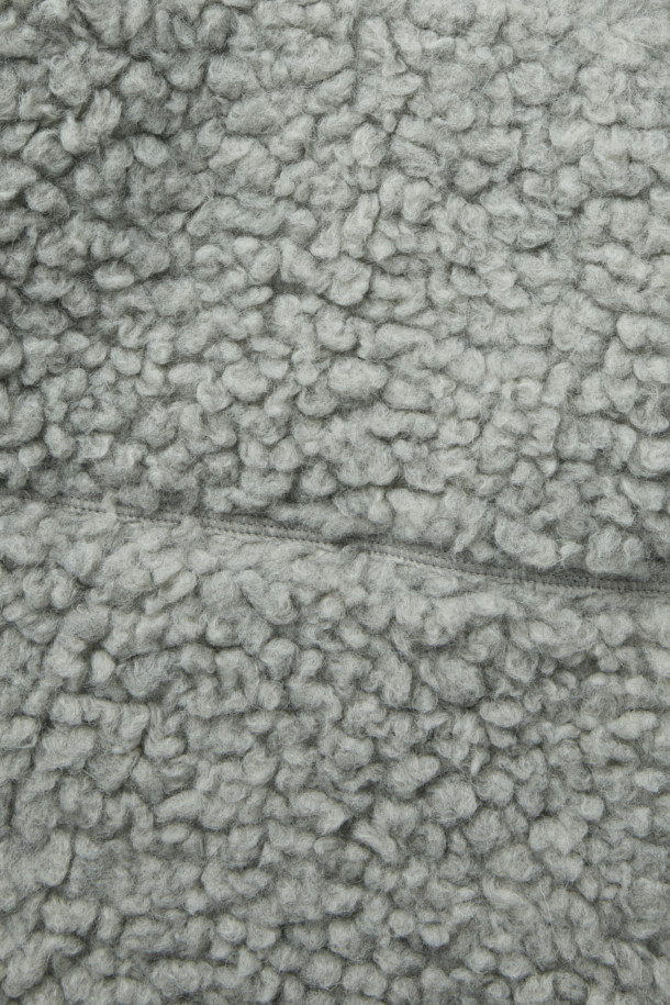 이탈리아 프리미엄 원단으로 제작된 울 플리스 팬츠입니다. 울 35% 함유로 부드러운 촉감과 따뜻함을 선사하며, 가을과 겨울철 일상 및 아웃도어 활동에 적합합니다. 루즈핏 디자인으로 편안한 착용감을 제공하며, 이클립스 형상화 절개 라인으로 스포티하면서도 캐주얼한 스타일을 연출합니다. 땀 냄새 억제 기능과 습도 조절 기능은 쾌적함을 유지해주며, 밴딩 처리로 활동성을 높였습니다. 출근룩부터 캠핑룩까지, 다채로운 스타일을 소화하는 울 플리스 팬츠를 만나보세요.
