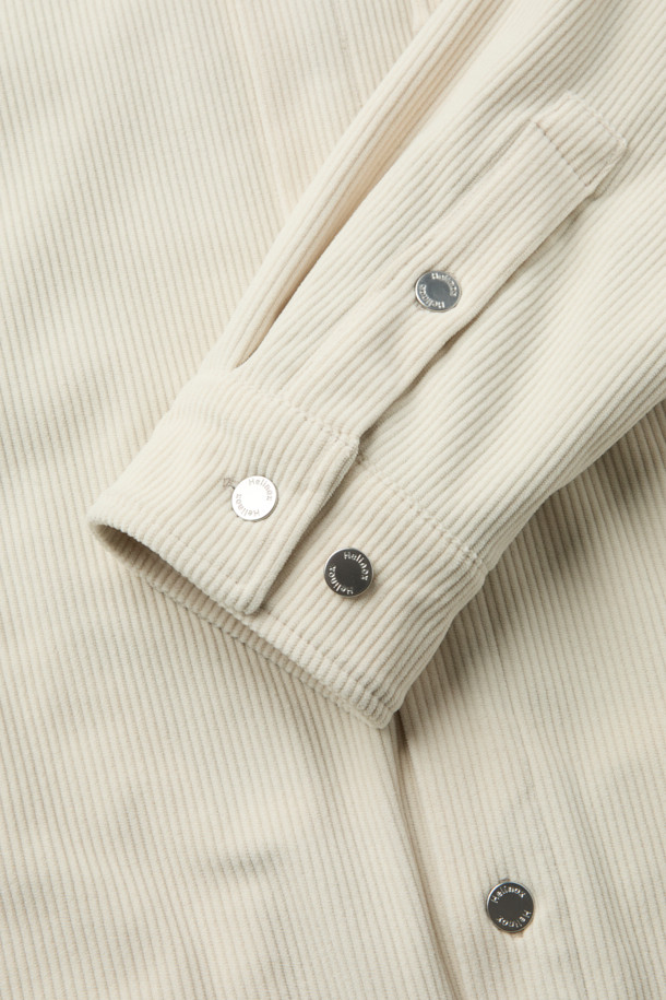 따뜻하고 포근한 겨울을 위한 코듀로이 셔츠입니다. 베이지와 아이보리 두 가지 색상으로 출시되어 어떤 스타일에도 매치하기 용이합니다. 두꺼운 두께감의 코듀로이와 폴리에스테르 혼방 소재로 제작되어 보온성과 통기성을 동시에 갖췄으며, 안감은 OCTA 소재를 사용하여 쾌적한 착용감을 제공합니다. 루즈핏으로 편안한 착용감을 선사하며, 캠핑룩, 클래식, 미니멀, 캐주얼 등 다양한 스타일 연출에 활용할 수 있습니다. 아웃포켓 디테일과 빠른 건조 기능은 실용성을 더합니다.
