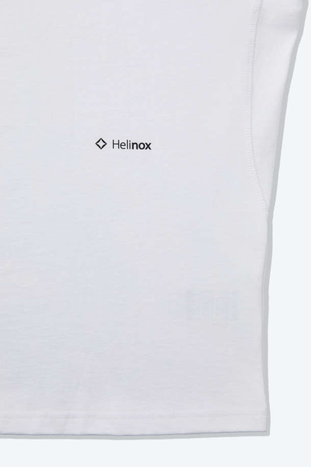 베이직한 스타일의 빅 로고 긴팔 티셔츠입니다. 면과 폴리에스테르 혼방 소재로 제작되어 흡습 및 속건 기능이 뛰어나 쾌적한 착용감을 제공합니다. 라운드넥 디자인에 넥라인 요크테이프 보강 및 시보리 소매 처리가 되어 있으며, 등판에 로고가 포인트로 디자인되었습니다. 봄, 가을 시즌에 일상, 아웃도어 활동은 물론 출근룩으로도 활용하기 좋은 캐주얼, 미니멀, 클래식 스타일의 아이템입니다.
