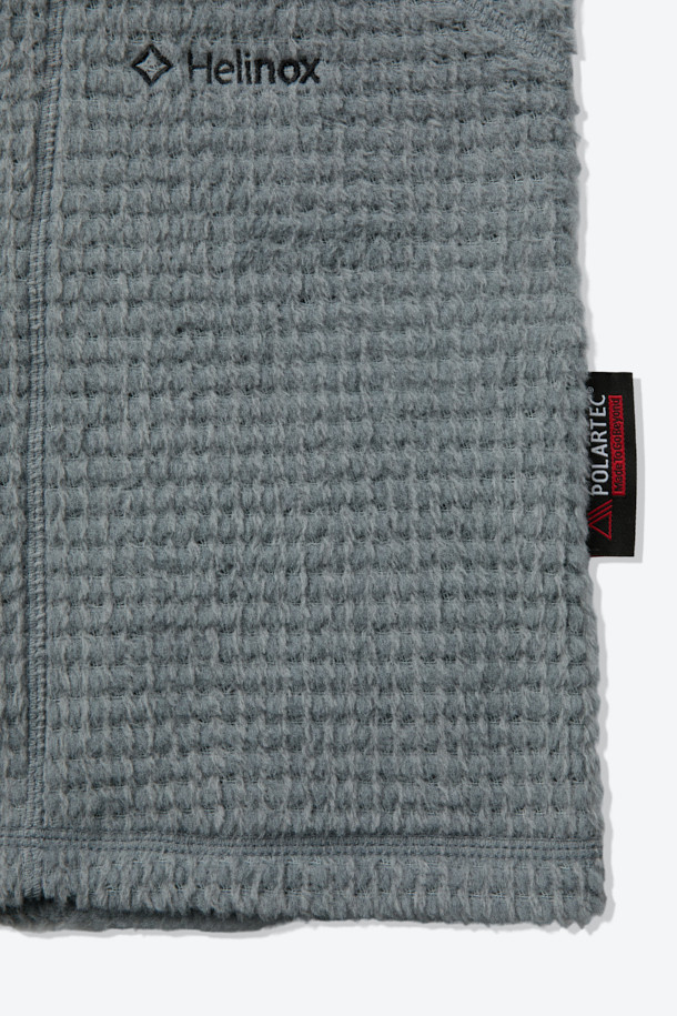 폴라텍 알파 다이렉트 후디는 아웃도어 활동과 등산에 적합한 남녀 공용 상의입니다. 두꺼운 두께감으로 겨울과 가을철 따뜻함을 제공하며, 부드러운 촉감의 폴라텍 알파 다이렉트 소재를 사용하여 편안한 착용감을 선사합니다. 통기성과 보온 기능이 뛰어나 활동적인 움직임에도 쾌적함을 유지하며, 레귤러핏과 일체형 후드 디자인으로 스포티하고 테크니컬한 스타일을 연출합니다. Hand Loop 디테일, 이클립스 절개 디자인, 가이룹빠 봉제 등의 특징으로 기능성과 디자인을 모두 갖춘 제품입니다.
