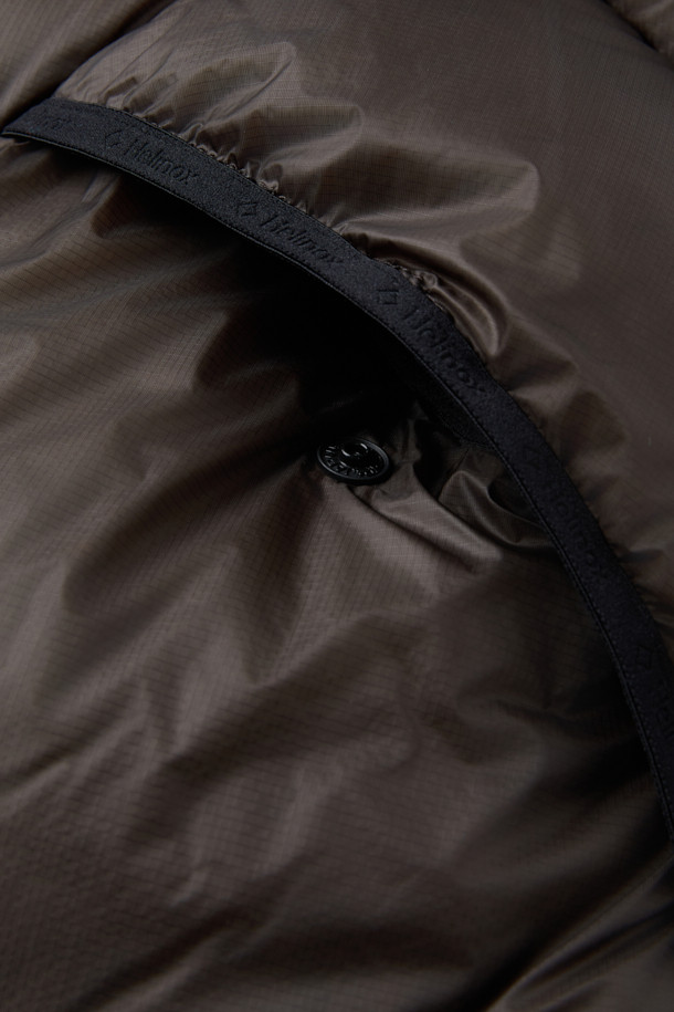 이클립스 팩 다운베스트는 가을, 겨울철 아웃도어 및 일상에서 활용하기 좋은 남녀 공용 다운 베스트입니다. 800 필파워 유러피안 구스 다운 충전재를 사용하여 가볍고 따뜻하며, 뛰어난 보온성과 방풍, 발수 기능을 제공합니다. 미니멀하고 스포티한 디자인에 무지 패턴의 블랙 컬러로, 여행, 캠핑, 등산 등 다양한 TPO에 활용하기 좋습니다. 레귤러핏으로 편안한 착용감을 선사하며, 비대칭형 지퍼와 포터블 백 구조, RDS 인증을 통해 기능성과 디자인을 모두 잡았습니다. 부드러운 나일론 소재로 제작되어 우수한 촉감을 느낄 수 있습니다.
