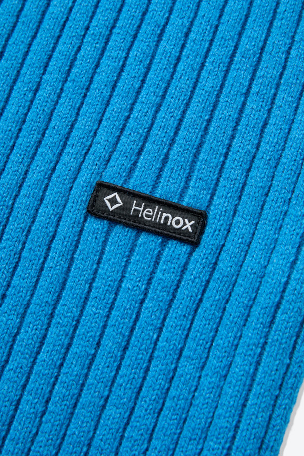 블루 컬러의 울 혼방 후드 니트입니다. 울 37% 함유로 부드러운 촉감과 뛰어난 보온성을 제공하며, 가을, 겨울철에 따뜻하게 착용할 수 있습니다. 레귤러핏으로 제작되었으며, 캐주얼 및 스포티 스타일을 연출하기 좋습니다. 벤틸레이션 넥 지퍼와 사이드 벤틸레이션 지퍼 디테일이 돋보이며, 무지 디자인으로 미니멀한 무드를 더했습니다. 일상 및 아웃도어 활동 모두에 적합한 실용적인 아이템입니다.
