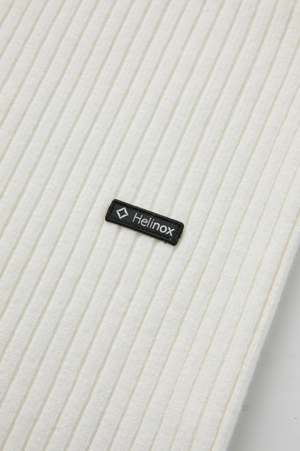 찬 바람에도 끄떡없는 울 혼방 후드 니트입니다. 부드러운 촉감의 울(37%) 혼방 소재로 제작되어 보온성이 뛰어나 겨울철에도 따뜻하게 착용할 수 있습니다. 벤틸레이션 넥 지퍼와 사이드 벤틸레이션 지퍼 디테일로 활동성을 높였으며, 캐주얼, 스포티, 미니멀 스타일을 모두 소화 가능합니다. 일상생활은 물론 캠핑룩으로도 활용하기 좋은 실용적인 아이템입니다. 레귤러핏과 무지 디자인의 화이트 컬러로 어디에나 매치하기 용이합니다.
