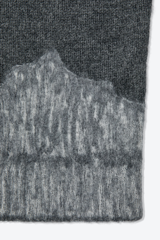 다크 그레이와 라이트 그레이 투톤 컬러 배색이 돋보이는 울 혼방 니트입니다. 울 82%와 나일론 18% 혼방으로 제작되어 부드러운 촉감과 뛰어난 보온성을 자랑하며, 통기성과 소취 기능까지 갖춰 겨울철에도 쾌적하게 착용할 수 있습니다. 라운드넥과 레귤러핏 디자인으로, 일상복은 물론 캠핑룩, 출근룩 등 다양한 TPO에 활용 가능하며, 캐주얼, 클래식, 미니멀 스타일을 모두 소화합니다. 긴 소매 기장의 두꺼운 두께감으로 추운 날씨에도 따뜻하게 몸을 감싸줍니다. 데일리 니트웨어이자 이너와 아우터 모두 활용 가능한 실용적인 아이템입니다.
