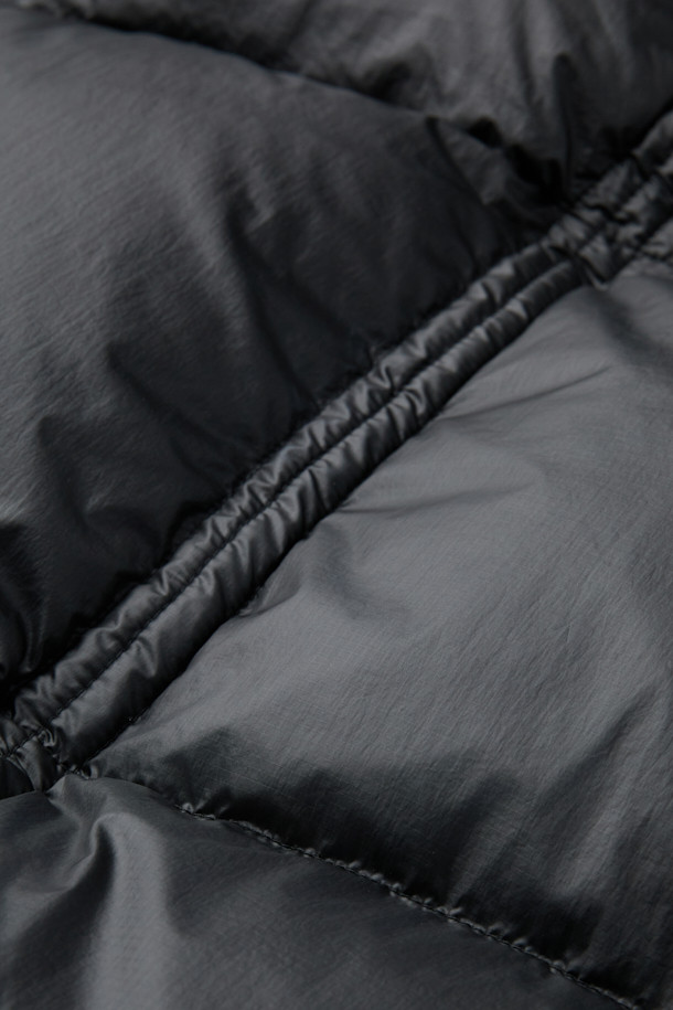 유러피안 구스다운 80:20 충전재와 700 필파워를 자랑하는 블랭킷 구스 다운 머플러입니다. 뛰어난 보온성을 제공하며, 겨울철 일상, 아웃도어, 캠핑 활동에 적합합니다. 가볍고 압축 가능한 패커블 기능으로 휴대성을 높였으며, 스냅 버튼으로 간편하게 여밀 수 있습니다. RDS 인증을 받은 안심하고 사용할 수 있는 제품으로, 블랭킷과 숄 형태로 변형 가능하여 다양한 스타일을 연출할 수 있습니다. 블랙 색상의 무지 디자인으로 미니멀, 클래식, 고프코어 스타일을 즐기는 분들께 추천합니다.
