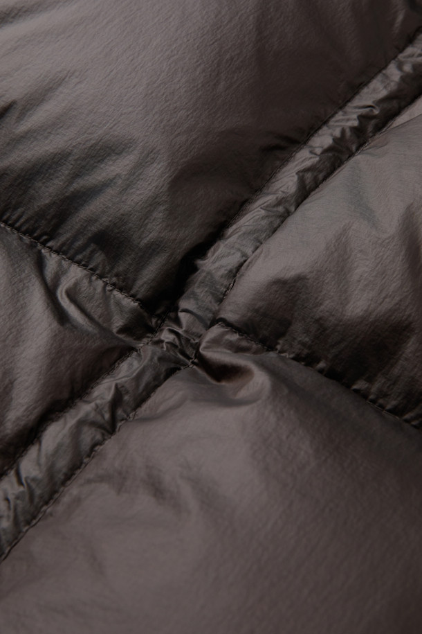 블랭킷 구스 다운 머플러는 겨울철 따뜻함과 스타일을 책임지는 필수 아이템입니다. 유러피안 구스다운 80:20 충전재와 700 필파워로 뛰어난 보온성을 제공하며, RDS 인증을 받아 윤리적인 소비를 지향합니다. 가볍고 압축 가능한 디자인으로 휴대가 간편하며, 손바닥 크기로도 압축되어 아웃도어 활동이나 캠핑 시에도 유용합니다. 블랙 컬러의 무지 디자인에 스냅 여밈 방식으로 깔끔함을 더했으며, 블랭킷 또는 숄 형태로 변형하여 다양한 스타일을 연출할 수 있습니다. 리사이클 나일론 원단을 사용하여 환경까지 생각한, 미니멀, 캐주얼, 고프코어 스타일을 즐기는 당신에게 완벽한 머플러입니다.
