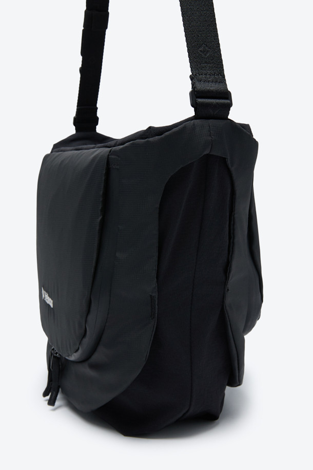 세련된 남성 듀얼 크로스백입니다. 블랙 컬러의 방수 나일론 소재로 제작되어 튼튼하고 실용적입니다. 반원 형태의 미디엄 사이즈 가방으로, 리버서블 구조와 양면 수납공간을 갖춰 실용성을 높였습니다. 이클립스 심볼 패턴과 조절 가능한 스트랩 디자인이 특징이며, 크로스백과 토트백으로 변형이 가능하여 출근룩, 여행룩, 비즈니스 캐주얼 등 다양한 TPO에 활용할 수 있습니다. 미니멀, 캐주얼, 시크한 스타일을 즐기는 남성에게 적합합니다.
