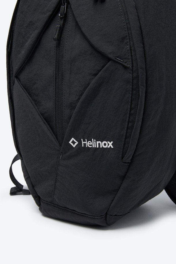 헬리녹스 듀얼 슬링백은 미니멀하고 테크니컬한 스타일을 추구하는 남성 고객을 위한 가방입니다. 블랙 컬러의 나일론 소재로 제작되었으며, 미디엄 사이즈의 원형 디자인에 로고 패턴과 버클 디테일이 특징입니다. 모듈형 구조와 전후면 분리 수납, 좌우 양방향 시스템을 통해 실용성을 높였으며, 버클형 및 지퍼형 잠금 방식으로 소지품의 안전을 더했습니다. 일상 및 아웃도어 활동 모두에 적합하며, 양방향 착용 및 허리 고정 벨트가 있어 편리하게 사용할 수 있습니다.
