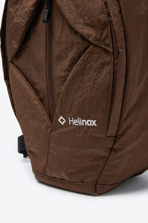 헬리녹스 듀얼 슬링백은 미니멀하고 테크니컬한 스타일을 추구하는 남성을 위한 브라운 컬러의 슬링백입니다. 나일론 소재로 제작되어 미디엄 사이즈로, 로고 패턴과 버클 디자인 장식이 특징입니다. 전후면 분리 수납, 좌우 양방향 시스템, 허리 고정 벨트, 그리고 모듈형 디자인을 통해 기능성을 극대화했습니다. 지퍼형 및 버클형 잠금 방식으로 내용물을 안전하게 보호하며, 일상 및 아웃도어 활동, 특히 여행룩에 적합합니다. 양방향 착용이 가능하며, 전면과 후면에 독립적인 수납공간을 제공하여 실용성을 더했습니다.
