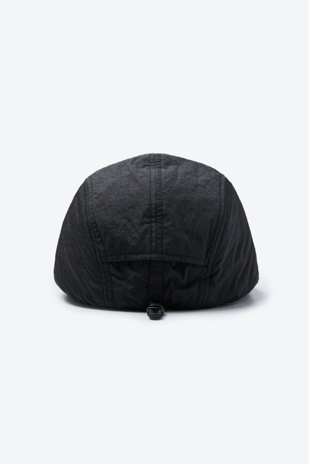 올겨울, 당신의 따뜻함을 책임질 트루퍼 캡입니다. 블랙 컬러의 무지 디자인으로 어떤 스타일에도 쉽게 매치할 수 있으며, 캐주얼, 고프코어, 미니멀 스타일 연출에 적합합니다. 깊은 모자 깊이와 중간 챙 넓이로 보온성과 스타일을 모두 잡았으며, 부드러운 나일론 소재와 두꺼운 두께, 기모 및 패딩 안감으로 뛰어난 착용감을 선사합니다. 방풍 기능과 사이즈 조절 스트링, 스토퍼는 물론, 이어플랩 장착 및 탈착이 가능하여 더욱 실용적입니다. 일상, 아웃도어 활동은 물론 등산룩과 캠핑룩에도 활용해 보세요.
