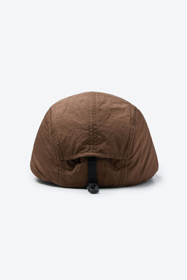 보온성과 방풍 기능을 갖춘 트루퍼 캡입니다. 겨울철 추위로부터 보호해주는 두꺼운 두께감과 부드러운 촉감의 나일론 소재를 사용하여 편안한 착용감을 선사합니다. 40g/m² 저중량 합성 패딩 충전재와 기모, 패딩 안감으로 보온성을 높였으며, 귀 전체를 덮는 이어플랩 구조로 찬 바람을 효과적으로 막아줍니다. 후면 조절 스트링과 스토퍼가 있어 사이즈 조절이 용이하며, 일상 및 아웃도어 활동 시 캐주얼, 고프코어 및 워크웨어 스타일과 함께 매치하여 따뜻하고 스타일리시한 겨울 룩을 연출할 수 있습니다. 무지 디자인의 브라운 컬러로 다양한 코디에 활용하기 좋습니다.