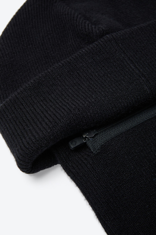 블랙 컬러의 디테처블 바라클라바 비니입니다. 아웃도어 및 방한 용도로 제작되었으며, 겨울철 따뜻함을 선사합니다. 아크릴, 폴리에스터, 울 혼방 소재로 부드러운 촉감을 자랑하며, 두꺼운 두께감으로 보온성을 높였습니다. 3-WAY 연출이 가능하여 바라클라바, 비니, 넥워머로 변형하여 활용할 수 있으며, 넥 후면 지퍼 분리 구조로 편리함을 더했습니다. 등산룩, 캠핑룩, 캐주얼, 고프코어, 미니멀 스타일 모두에 잘 어울립니다.
