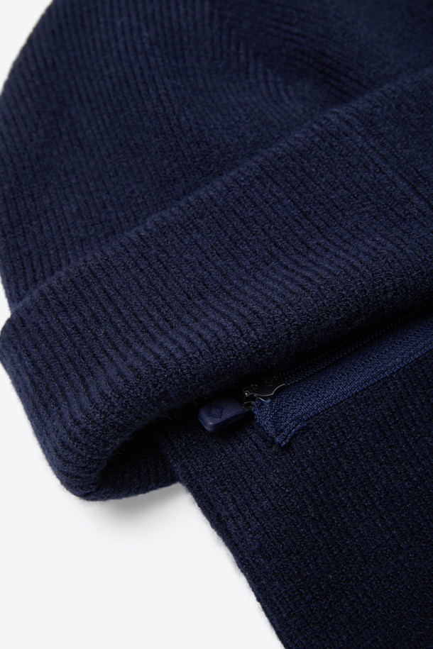 네이비 컬러의 디테처블 바라클라바 비니는 겨울철 아웃도어 활동과 방한을 위한 필수템입니다. 아크릴, 폴리에스터, 울 소재 혼방으로 제작되어 부드러운 촉감과 뛰어난 보온성을 제공합니다. 지퍼 분리형 구조로 바라클라바, 비니, 넥워머 3-WAY 연출이 가능하여 다양한 스타일을 연출할 수 있습니다. 두꺼운 두께감으로 추운 날씨에도 따뜻하게 착용할 수 있으며, 캐주얼, 고프코어, 미니멀 룩에 모두 잘 어울립니다. 겨울 데일리룩, 등산룩, 캠핑룩과 함께 스타일리시하게 연출해보세요.
