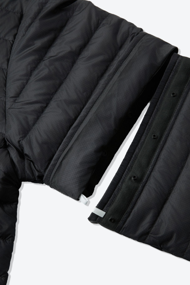 가을, 겨울 시즌 활용도가 높은 디테처블 미드레이어 경량 다운 재킷입니다. 블랙 색상의 무지 디자인으로 미니멀하고 스포티한 스타일을 연출하며, 일상 및 아웃도어 활동에 적합합니다. 가볍고 부드러운 나일론 소재와 얇은 두께감으로 편안한 착용감을 선사합니다. 소매 탈부착이 가능하며, 800 필파워 구스다운, 발수 가공, RDS 인증, 포터블백 수납 기능으로 휴대성과 보온성을 높였습니다. 여행룩, 출근룩 등 다양한 TPO에 미니멀, 스포티, 클래식 스타일로 매치하여 활용해보세요.
