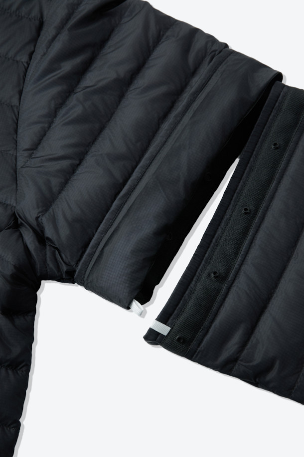 가볍고 따뜻한 탈부착 미드레이어 경량 다운 재킷입니다. 800 필파워 구스다운 충전재와 발수가공 처리를 하여 가을, 겨울철에도 쾌적하게 착용 가능합니다. RDS 인증을 받은 윤리적인 다운을 사용했으며, 포터블 백에 넣어 간편하게 휴대할 수 있습니다. 미니멀하고 스포티한 디자인으로 일상, 아웃도어, 여행 등 다양한 TPO에 활용 가능합니다. 블랙 컬러의 무지 스타일로 어떤 스타일에도 쉽게 매치할 수 있는 활용도 높은 아이템입니다.
